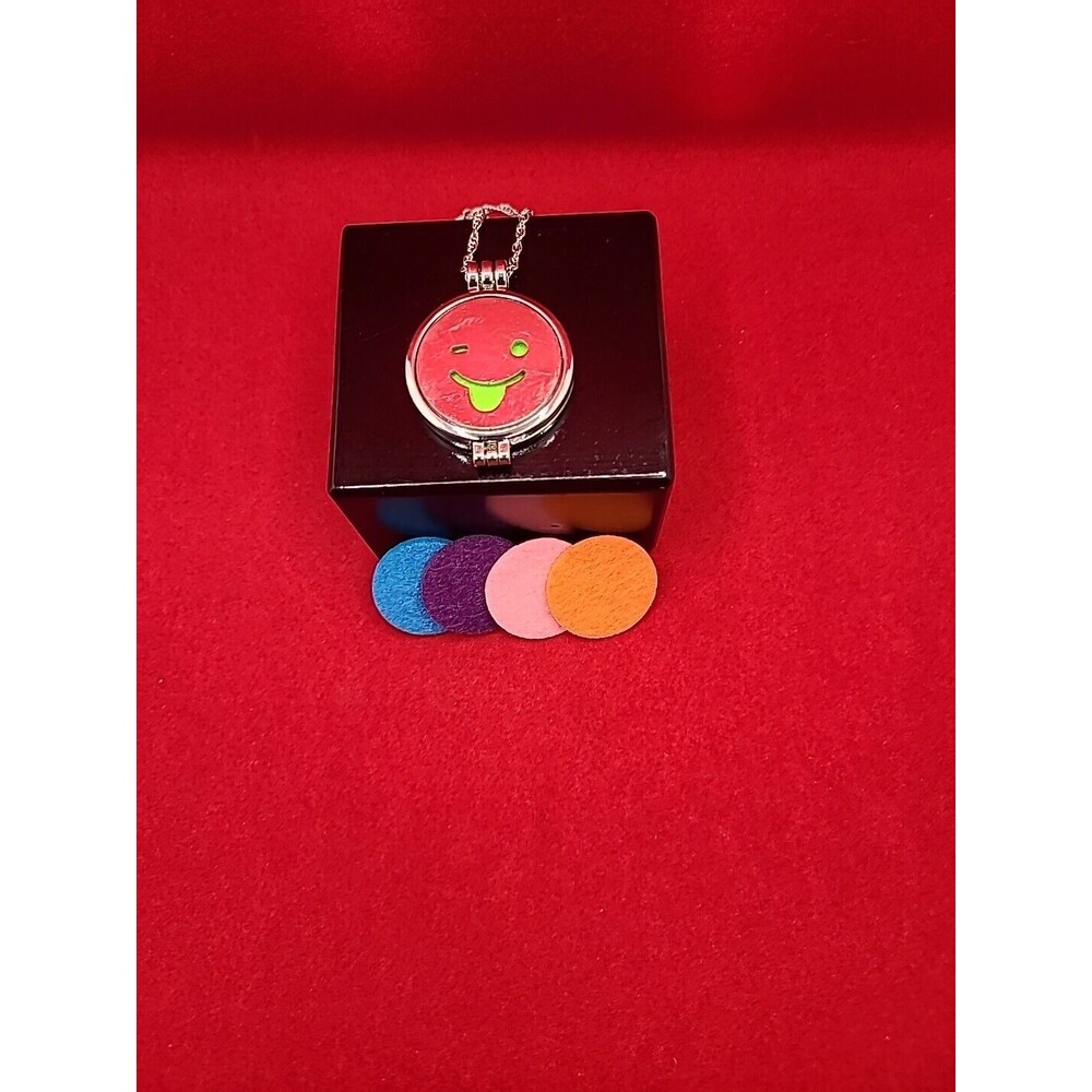 Aromatherapy Essential Oil Diffuser Necklace Locket Pendant 5 Refill Pads